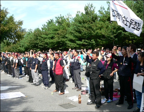 호텔리베라 노조 및 대전지역 노동계가 국감장 앞에서 집회를 열고 있다. 